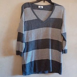 NWOT Old Navy Sweater. Vneck and 3/4 sleeves. Grey and white. Cotton Blend Med.